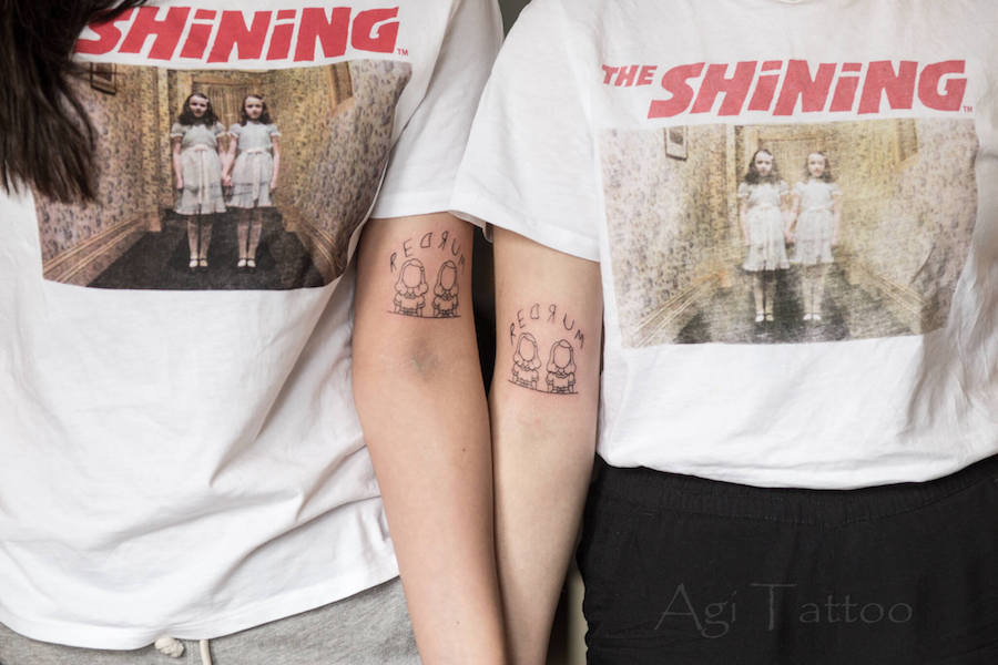 Dwie osoby prezentują tatuaże na rękach dla par, rodzeństwa czy narzeczonych.