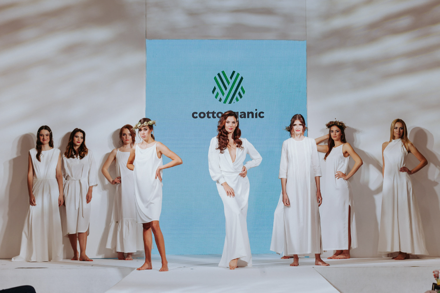 Na scenie stoją modelki w białych sukniach ślubnych podczas pokazu mody w EXPO Mazury.