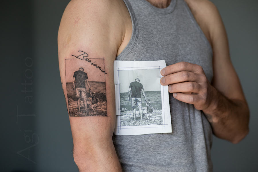 Mężczyzna prezentuje tatuaż wykonany na podstawie zdjęcia przedstawiającego ojca i syna.