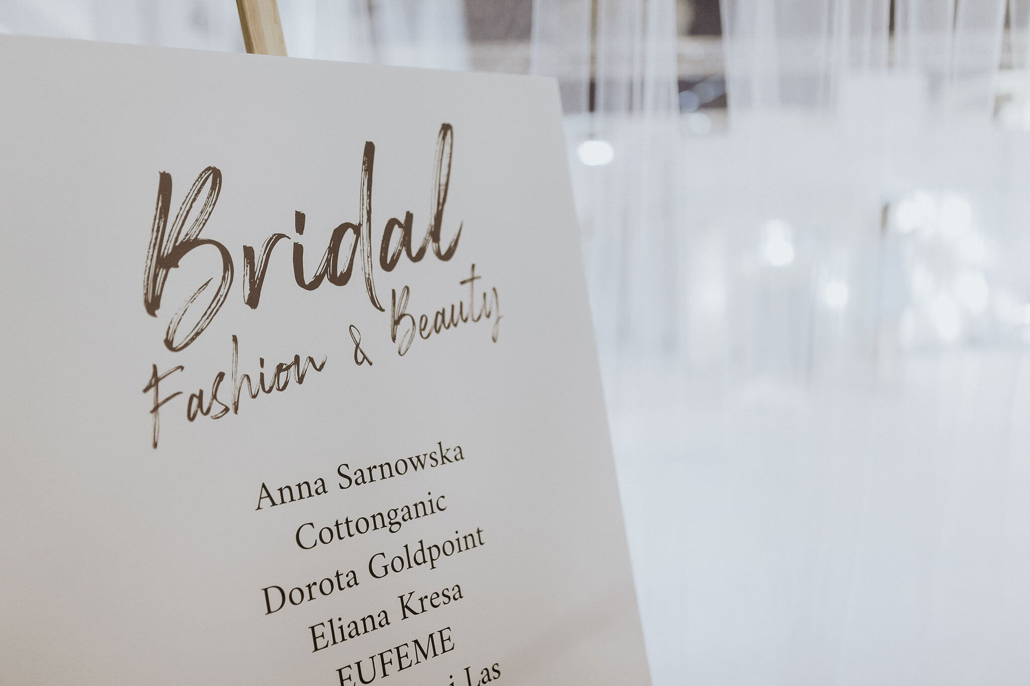 Tablica informacyjna z nazwami firm strefy Bridal Fashion & Beauty na Targach Młodej Pary w Warszawie.