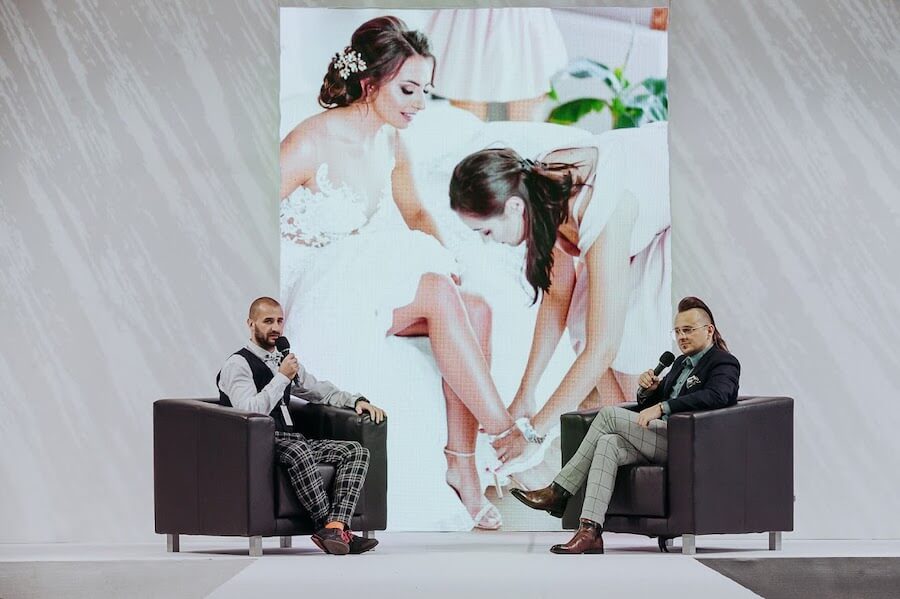 Fotograf weselny udziela wywiadu na scenie targow slubnych w Ostródzie.